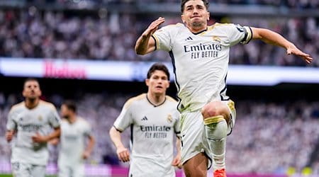 Real Madrids Brahim Diaz jubelt nach dem Führungstreffer seiner Mannschaft. / Foto: Manu Fernandez/AP/dpa