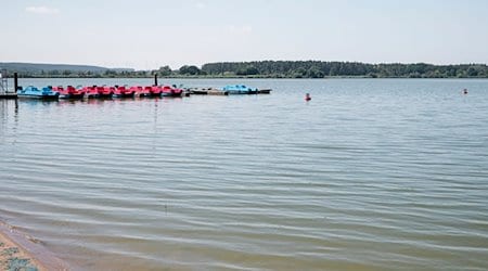 Für den Altmühlsee ist ein Badeverbot ausgesprochen worden, da dort eine starke Blaualgenentwicklung vorliegt. / Foto: Daniel Vogl/dpa/Archiv