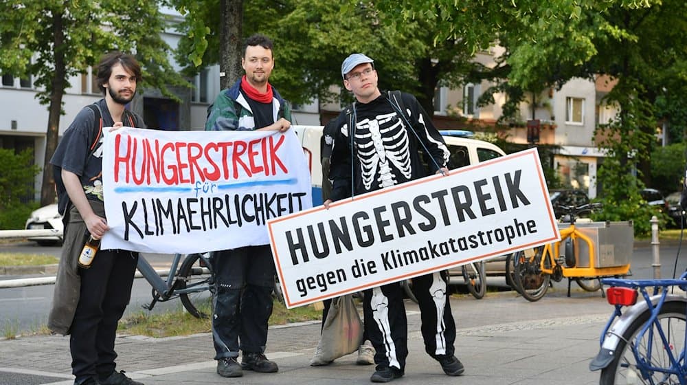 Klimaaktivisten stehen am frühen Abend bei einer Kundgebung vor der SPD Zentrale. / Foto: Paul Zinken/dpa