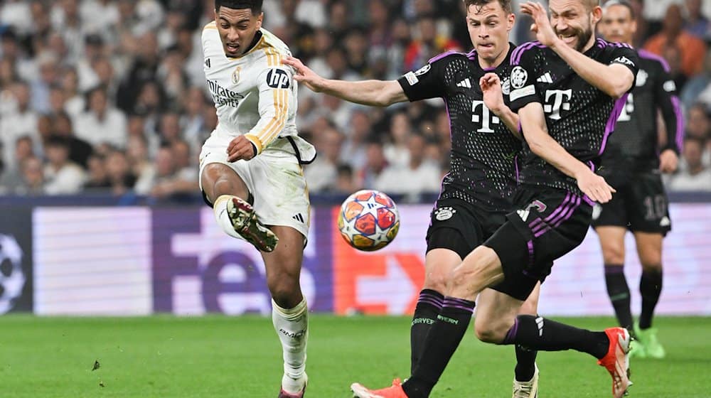 Real Madrids Jude Bellingham (l) schießt den Ball. / Foto: Peter Kneffel/dpa