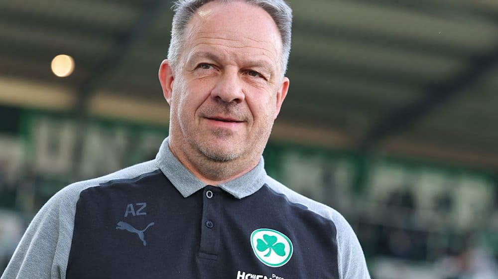 Der Fürther Trainer Alexander Zorniger steht vor Spielbeginn auf dem Platz. / Foto: Daniel Karmann/dpa/Archivbild