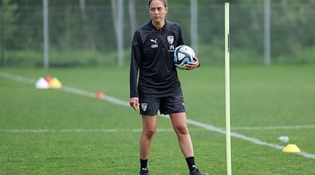 Sabrina Wittmann leitet ihr erstes Training als Ingolstadts Cheftrainerin. / Foto: Daniel Löb/dpa