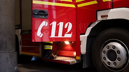 Ein Fahrzeug der Berufsfeuerwehr München steht an der Feuerwache 1 in der Fahrzeughalle. / Foto: Niklas Treppner/dpa