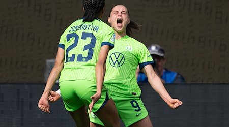 Wolfsburgs Ewa Pajor (r) und Sveindis Jonsdottir jubeln nach einem Treffer. / Foto: Swen Pförtner/dpa/Archivbild