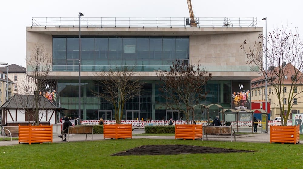 Das Mainfranken Theater Würzburg mit dem Kardinal-Faulhaber-Platz. Der Platz wird nun in Theaterplatz umbenannt. / Foto: Daniel Karmann/dpa