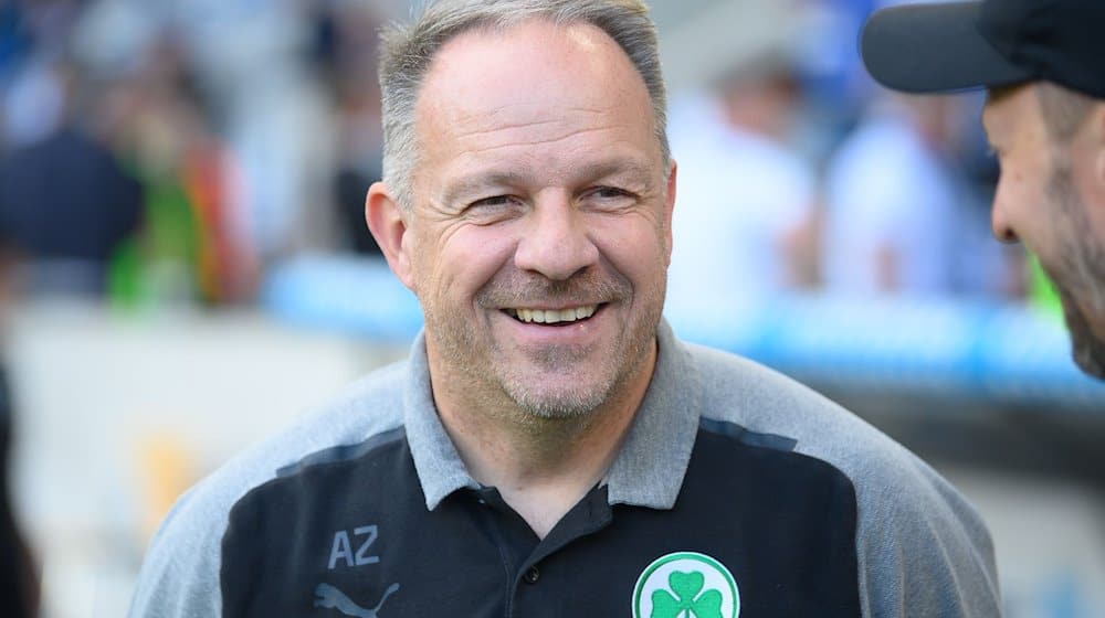 Fürths Trainer Alexander Zorniger ist vor dem Spiel im Stadion. / Foto: Swen Pförtner/dpa