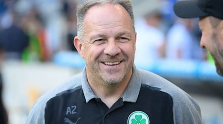 Fürths Trainer Alexander Zorniger ist vor dem Spiel im Stadion. / Foto: Swen Pförtner/dpa