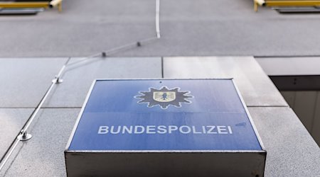 Ein Leuchtkasten mit der Aufschrift "Bundespolizei" hängt an der Außenfassade der Bundespolizeiinspektion Nürnberg neben dem Nürnberger Hauptbahnhof. / Foto: Daniel Karmann/dpa/Symbolbild