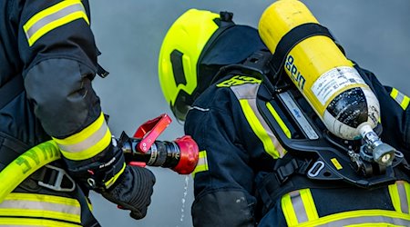 Feuerwehrleute bereiten einen Löschangriff vor. / Foto: David Inderlied/dpa/Symbolbild