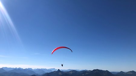 Ein Gleitschirmflieger vor dem Alpenpanorama. / Foto: Katrin Requadt/dpa/Symbolbild