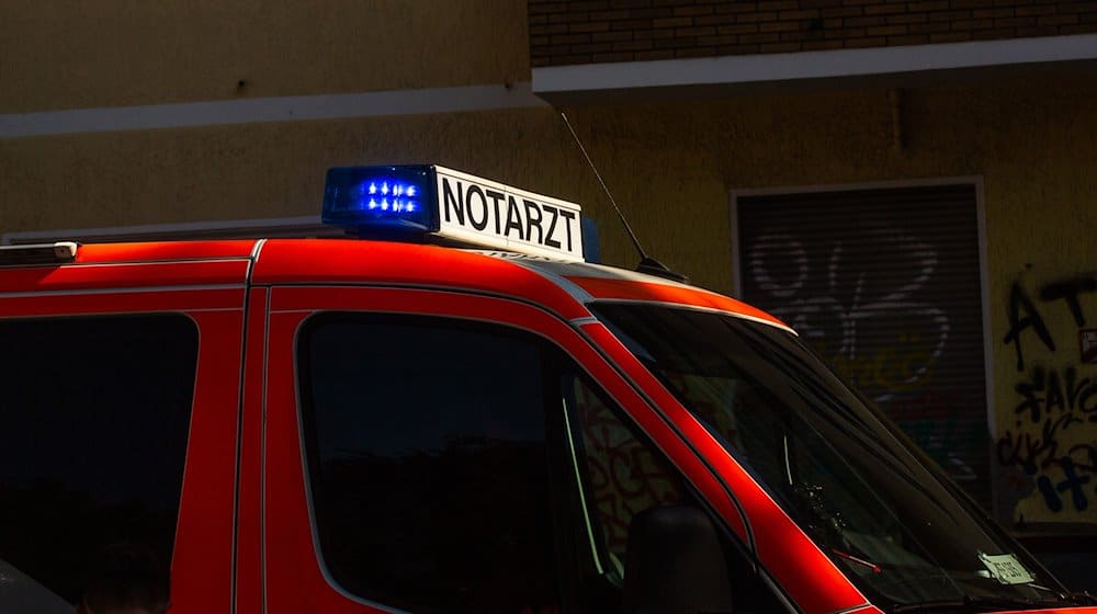 Ein Rettungswagen der Feuerwehr steht während eines Einsatzes geparkt. / Foto: Fernando Gutierrez-Juarez/dpa/Symbolbild