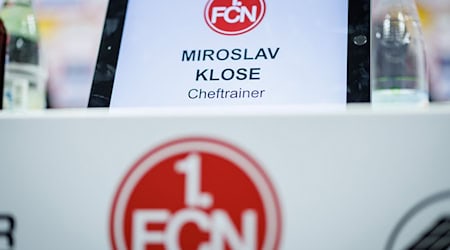 Der neue FCN-Trainer Miroslav Klose wird auf der Pressekonferenz vorgestellt. Nun erhält sein Kader mit Michal Kukucka einen weiteren Torwart. / Foto: Daniel Karmann/dpa