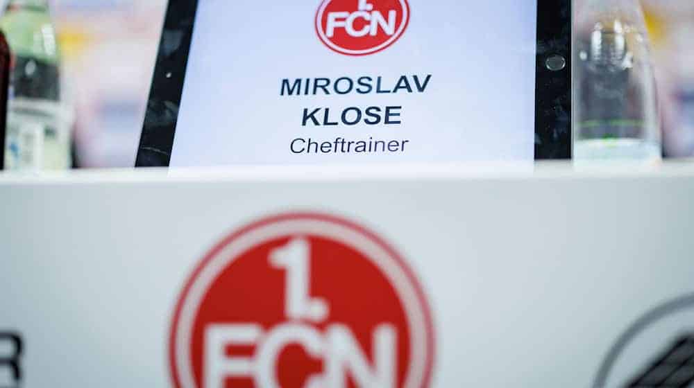 Der neue FCN-Trainer Miroslav Klose wird auf der Pressekonferenz vorgestellt. Nun erhält sein Kader mit Michal Kukucka einen weiteren Torwart. / Foto: Daniel Karmann/dpa