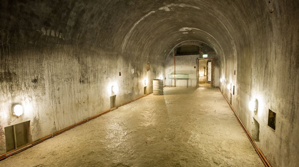 Besucher gehen durch einen unterirdischen Bunker, der dem NS-Dokumentationszentrum Obersalzberg angeschlossen ist. / Foto: Peter Kneffel/dpa