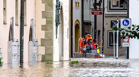 Ein Rettungsboot fährt in der Altstadt durch das Hochwasser der Donau. / Foto: Armin Weigel/dpa