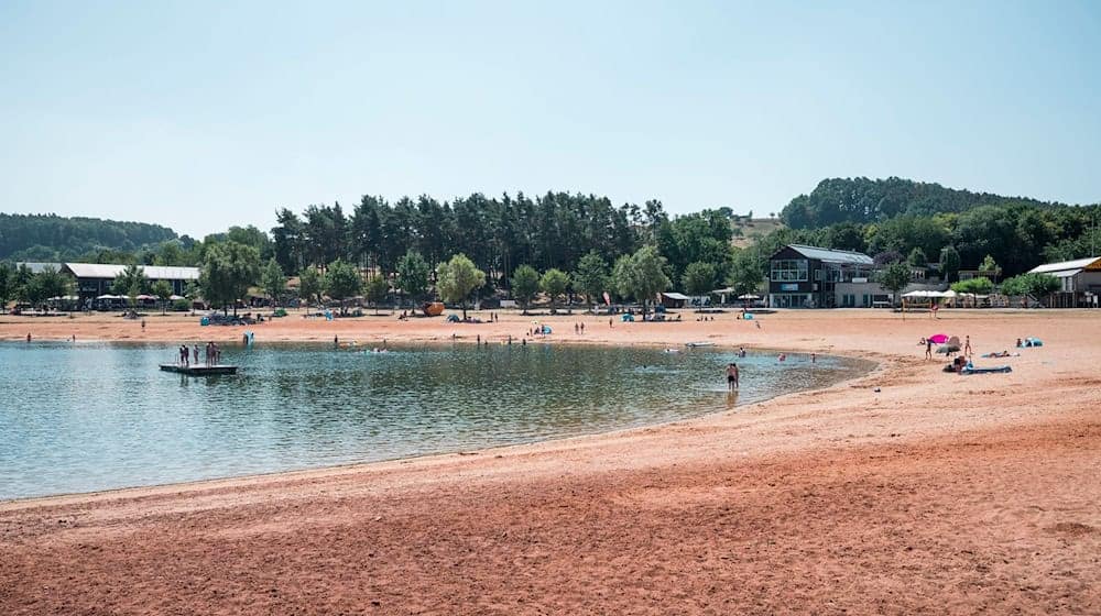 Am Badestrand Ramsberg am Großen Brombachsee sind am Vormittag schon einige Badegäste anzutreffen. / Foto: Daniel Vogl/dpa