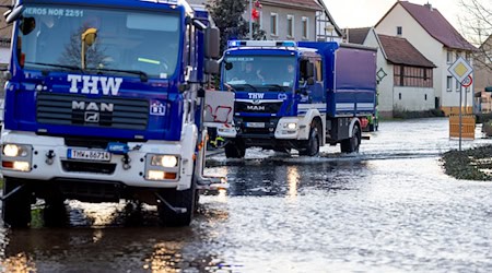 Einsatzfahrzeuge vom THW beim Weihnachtshochwasser 2023 im nordthüringischen Windehausen. / Foto: Christoph Reichwein/dpa
