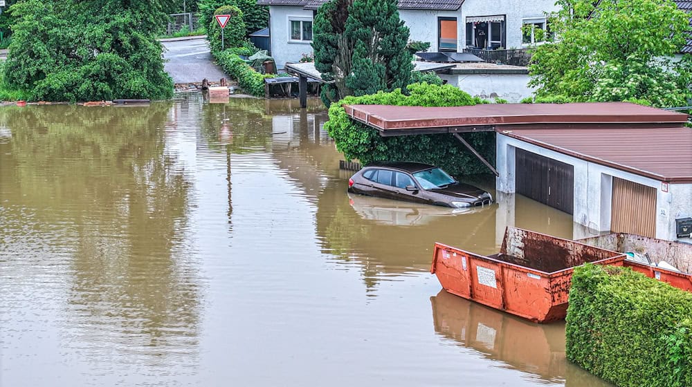 Ein Auto steht auf einer überfluteten Straße. Es ist zu erwarten, dass die Pegelstände weiter steigen werden. / Foto: Jason Tschepljakow/dpa