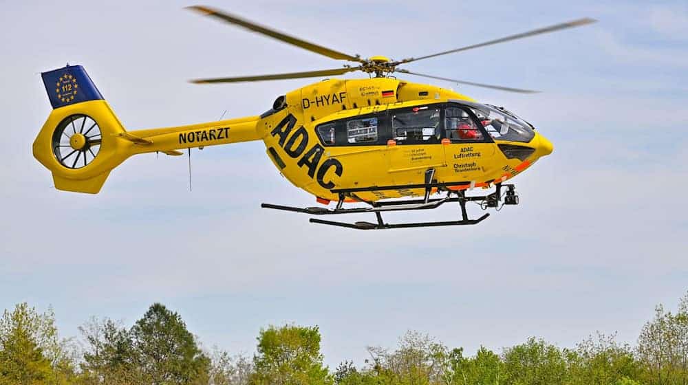 Der ADAC-Rettungshubschrauber «Christoph Brandenburg» vom Typ Airbus Helicopters EC 145 ist im Landeanflug auf die Station Senftenberg. / Foto: Patrick Pleul/dpa