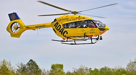 Der ADAC-Rettungshubschrauber «Christoph Brandenburg» vom Typ Airbus Helicopters EC 145 ist im Landeanflug auf die Station Senftenberg. / Foto: Patrick Pleul/dpa