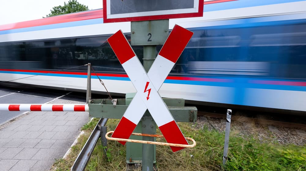 Ein Zug fährt beim Aktionstag „Zug hat Vorfahrt“ über einen Bahnübergang am Bahnhof Ainring. Der ADAC, die Bayerische Regiobahn (BRB), die Bundespolizei und die DB Sicherheit wollen mit dem Aktionstag auf die Gefahren an Bahngleisen und Bahnübergängen informieren. / Foto: Sven Hoppe/dpa