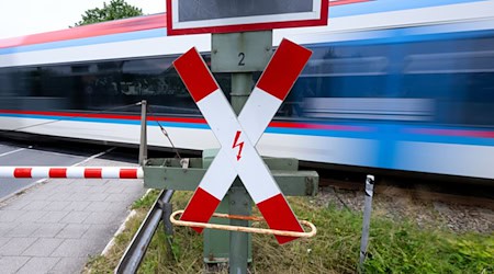 Ein Zug fährt beim Aktionstag „Zug hat Vorfahrt“ über einen Bahnübergang am Bahnhof Ainring. Der ADAC, die Bayerische Regiobahn (BRB), die Bundespolizei und die DB Sicherheit wollen mit dem Aktionstag auf die Gefahren an Bahngleisen und Bahnübergängen informieren. / Foto: Sven Hoppe/dpa