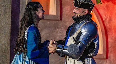 Elena Hammerschmid als Agnes Bernauer und Sebastian Josef Danner als Herzog Albrecht III. spielen während einer Probe auf der Bühne im Hof des Herzogschlosses. / Foto: Armin Weigel/dpa