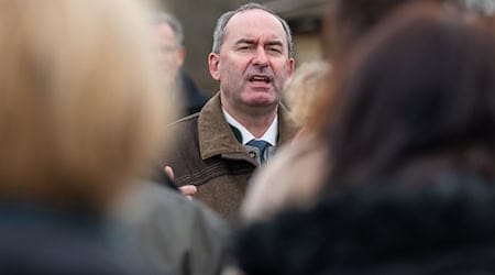 Hubert Aiwanger (Freie Wähler), Wirtschaftsminister von Bayern, spricht mit Bürgern und Journalisten. / Foto: Armin Weigel/dpa