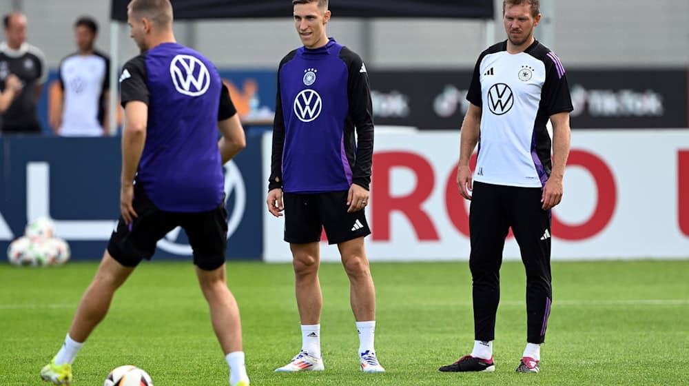 Deutschlands Bundestrainer Julian Nagelsmann (r) während des Trainings. / Foto: Federico Gambarini/dpa