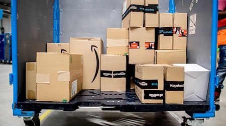 Pakete im Warenausgang des Amazon-Logistikzentrums in Großenkneten. / Foto: Hauke-Christian Dittrich/dpa