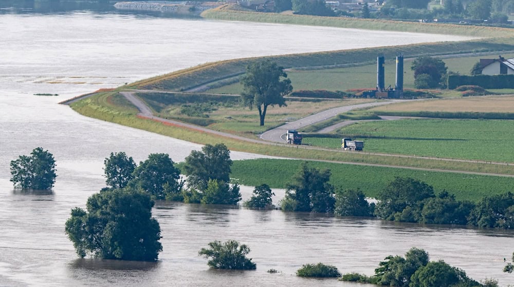 Dämme schützen vor dem Hochwasser der Donau. In einigen Hochwassergebieten in Süddeutschland entschärft sich die Lage, an der unteren Donau bleibt sie gespannt. / Foto: Armin Weigel/dpa