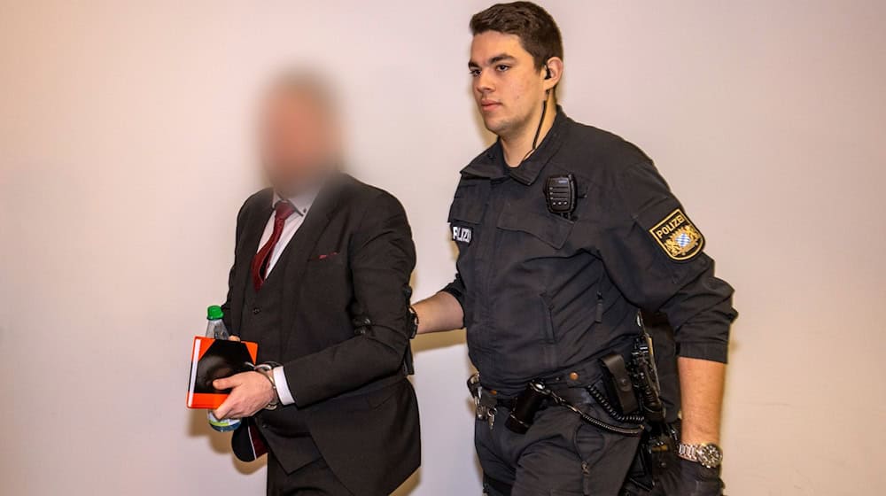 Der Angeklagte wird an Händen und Füßen gefesselt zum Gerichtssaal am Landgericht Schweinfurt gebracht. / Foto: Heiko Becker/dpa
