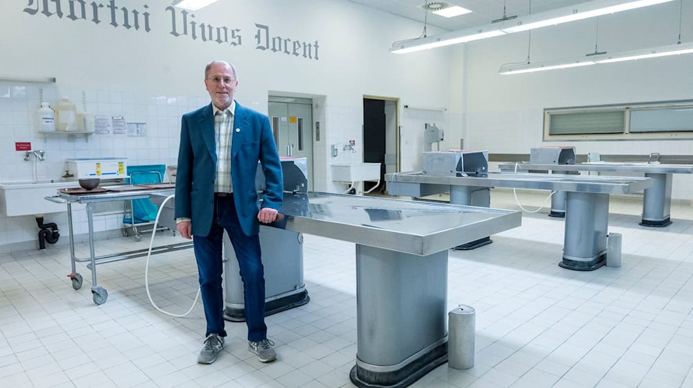 Der Leichenpräparator Alfred Riepertinger steht im Pathologischen Institut Schwabing im Seziersaal. / Foto: Peter Kneffel/dpa