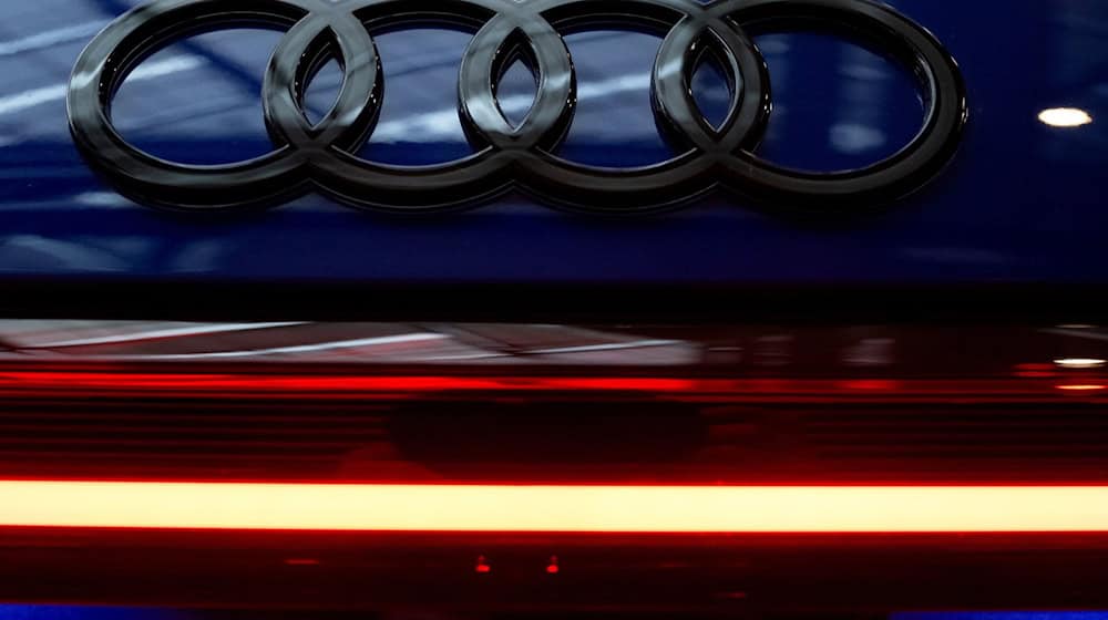 Das Logo von Audi ist vor Beginn der Jahrespressekonferenz an einem Auto in der Firmenzentrale zu sehen. / Foto: dpa