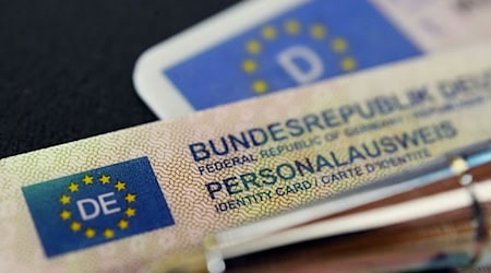 Ein Personalausweis der Bundesrepublik Deutschland liegt auf einem Führerschein. / Foto: Marijan Murat/dpa