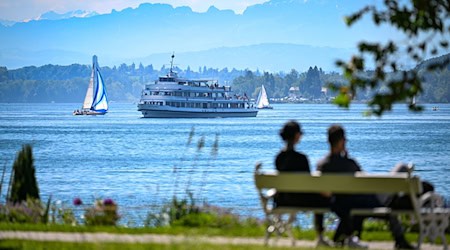 Das Passagierschiff Stuttgart fährt auf dem Bodensee zur Anlegestelle. / Foto: Felix Kästle/dpa