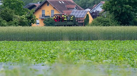 Rettungskräfte stehen auf der Ladefläche eines Lastwagens. Der Landkreis Pfaffenhofen an der Ilm ist von dem Hochwasser schwer getroffen. / Foto: Armin Weigel/dpa