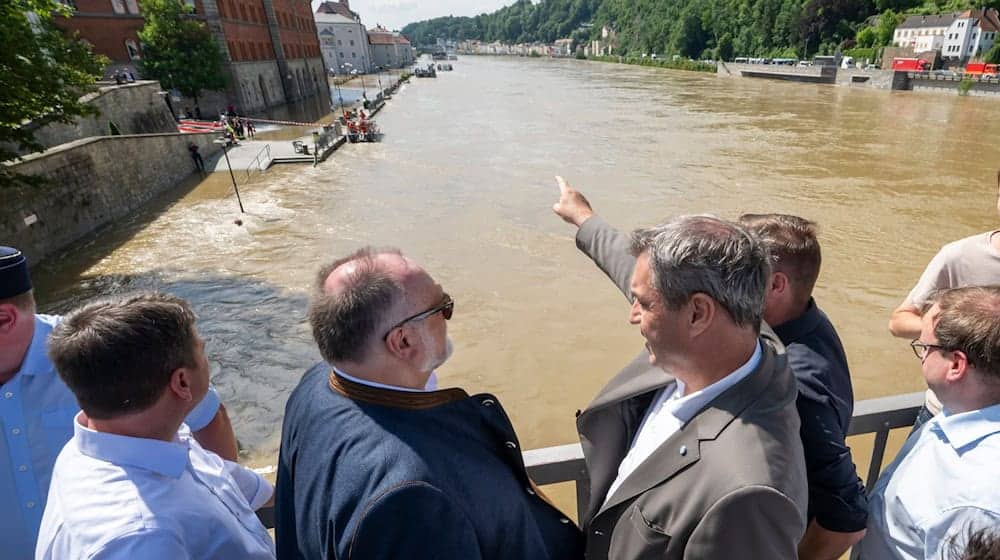 Markus Söder (M, CSU), Ministerpräsident von Bayern, unterhält sich mit Passaus Oberbürgermeister Jürgen Dupper (l, SPD) auf der Prinzregent-Luitpold-Brücke, die sich über die Donau spannt. / Foto: Peter Kneffel/dpa
