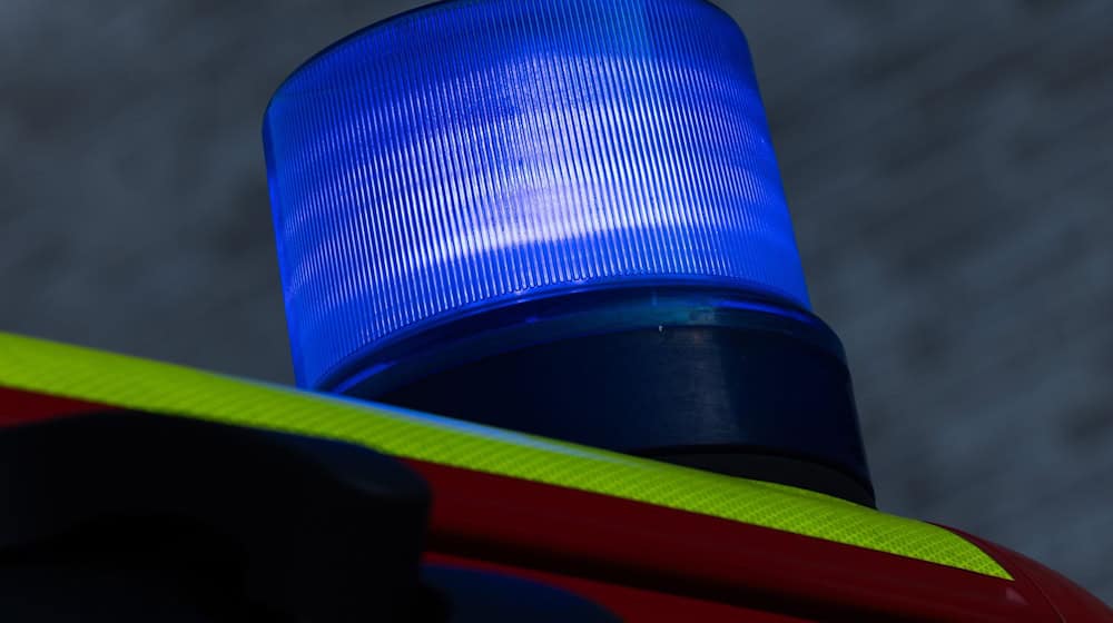 Ein Blaulicht leuchtet auf einem Feuerwehrwagen in der Feuerwache der Feuerwehr. / Foto: Rolf Vennenbernd/dpa