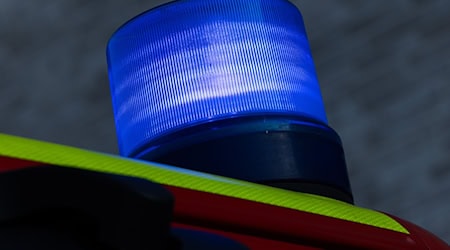 Ein Blaulicht leuchtet auf einem Feuerwehrwagen in der Feuerwache der Feuerwehr. / Foto: Rolf Vennenbernd/dpa