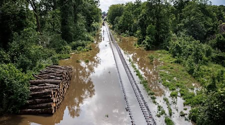 Eine Bahntrasse nahe der Donaubrücke ist überflutet. / Foto: Matthias Balk/dpa