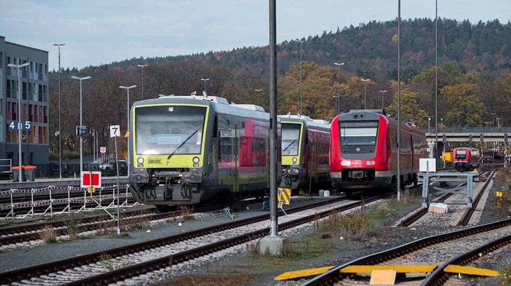 Züge der Agilis und der Deutschen Bahn stehen auf Gleisen der Franken-Sachsen-Magistrale. / Foto: Daniel Vogl/dpa/Archivbild