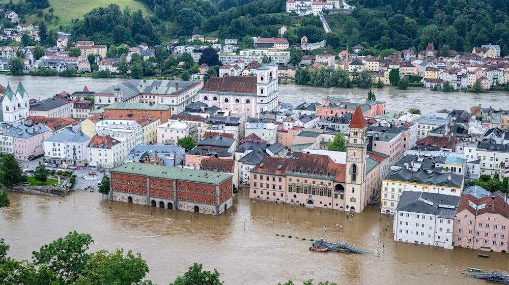 Teile der Altstadt sind vom Hochwasser der Donau überflutet. In Bayern herrscht nach heftigen Regenfällen vielerorts weiter Land unter. / Foto: Armin Weigel/dpa