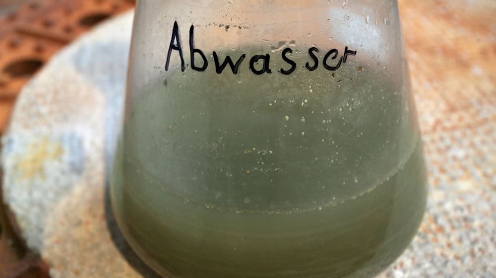 Eine Abwasser-Probe ist im Kompetenzzentrum Wasser in Berlin zu sehen. / Foto: Stephanie Pilick/dpa