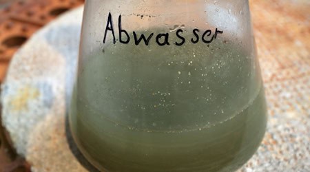 Eine Abwasser-Probe ist im Kompetenzzentrum Wasser in Berlin zu sehen. / Foto: Stephanie Pilick/dpa