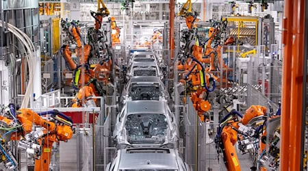 Roboter von ABB arbeiten an der Karosserie von verschiedenen BMW-Modellen im BMW-Stammwerk. / Foto: Sven Hoppe/dpa