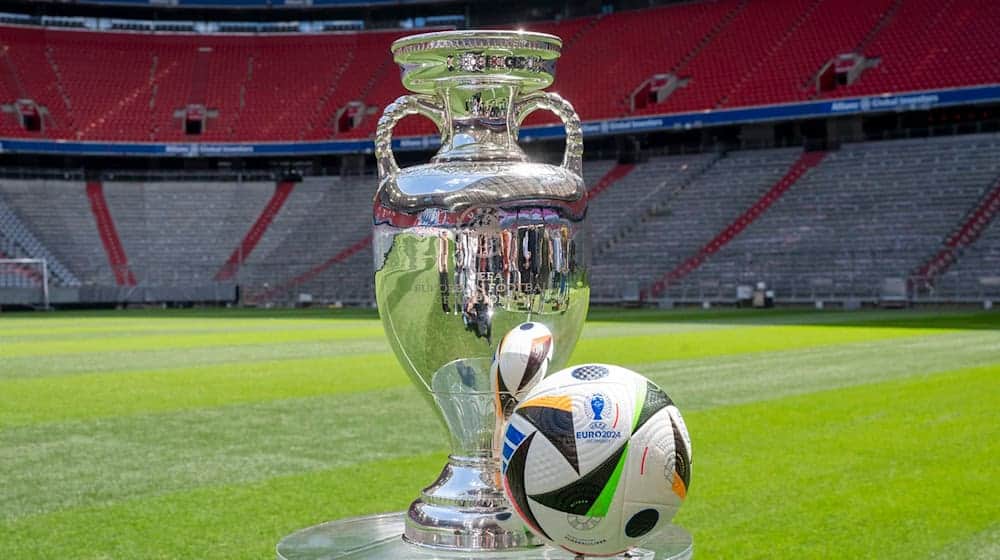 Der Fußball-EM-Pokal steht während einer Präsentation in der Allianz Arena auf einem durchsichtigen Kunststofftisch. Franz Beckenbauers Witwe soll die Trophäe zur Eröffnungsfeier auf das Spielfeld bringen. / Foto: Peter Kneffel/dpa