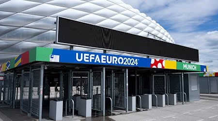 Der Schriftzug «UEFAEURO2024 - MUNICH» ist an einem Eingang von der München Fußball Arena zu sehen. / Foto: Sven Hoppe/dpa