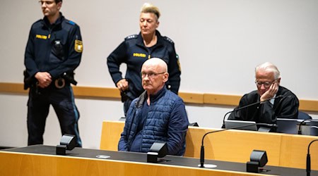 Der Angeklagte Gerhard B. (vorn) sitzt im Landgericht. / Foto: Stefan Puchner/dpa
