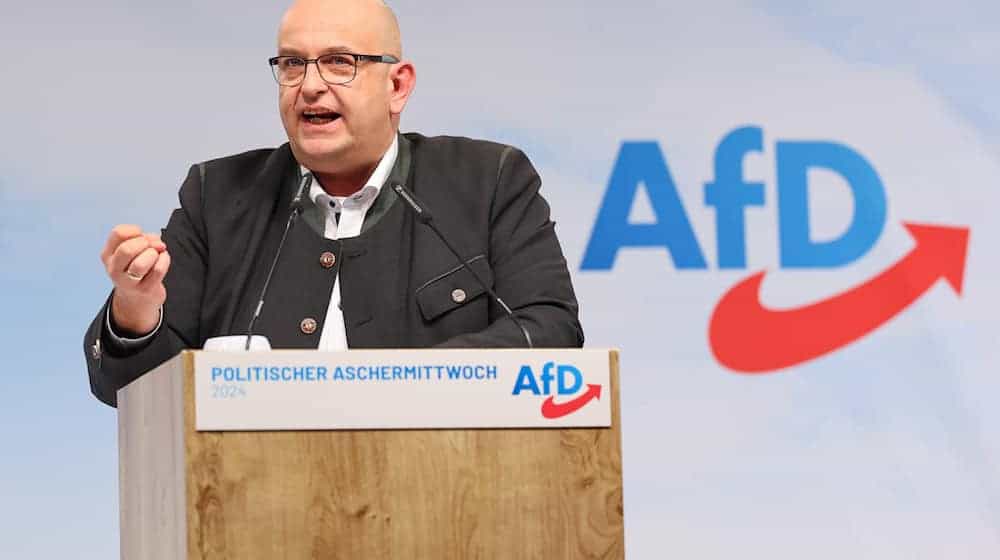 Stephan Protschka, Landesvorsitzender der AfD in Bayern, redet beim politischen Aschermittwoch der AfD. / Foto: Daniel Löb/dpa